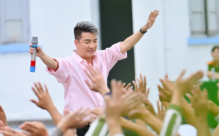 Đàm Vĩnh Hưng bất ngờ tái ngộ 'người quen' trong chuyến đi thăm trại giam Ảnh 2