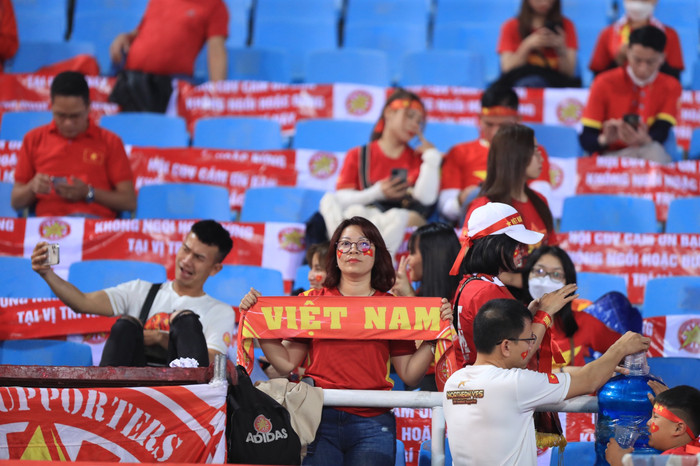 Người hâm mộ đã có mặt ở sân Mỹ Đình để cổ vũ cho tuyển Việt Nam. Ảnh: Minh Dân