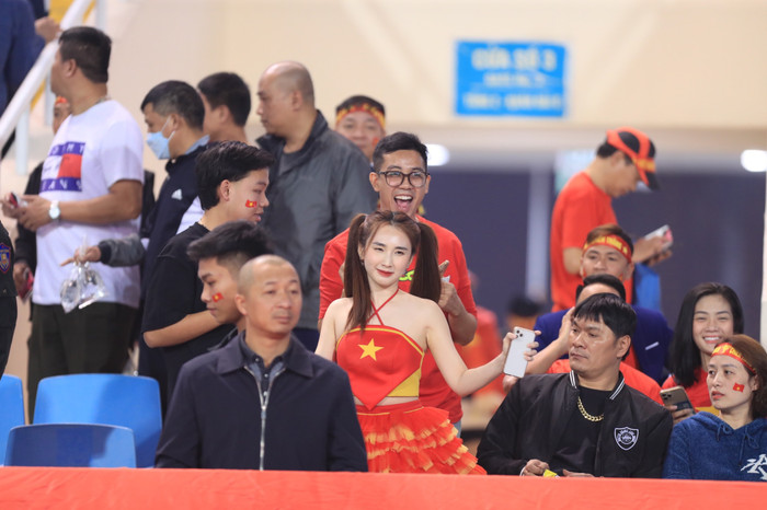 Thanh “mèo”, bạn gái cũ của thủ môn Bùi Tiến Dũng xuất hiện trên khán đài sân Mỹ Đình trước trận bán kết lượt về. Ảnh: Minh Dẫn
