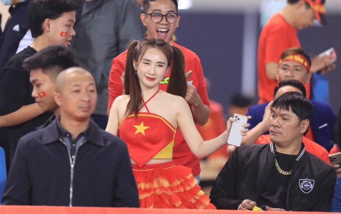 Cô gái từng là 'người tình tin đồn' của thủ môn Bùi Tiến Dũng cổ vũ tuyển Việt Nam đấu Indonesia Ảnh 2