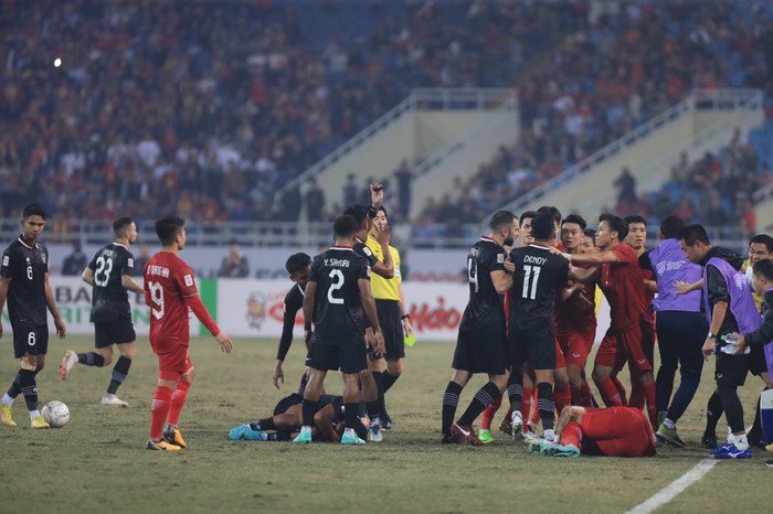 Trận đấu giữa Việt Nam và Indonesia trở nên rất nóng ở nửa cuối hiệp 1. Ảnh: Minh Dân