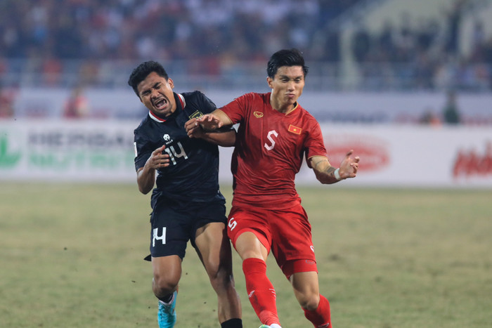 Ngay sau đó, Văn Hậu có pha trả đũa không đáng có trước Asnawi - cầu thủ trước đó bị thẻ vàng vì phạm lỗi với hậu vệ số 5 của Việt Nam. Ảnh: Minh Dân