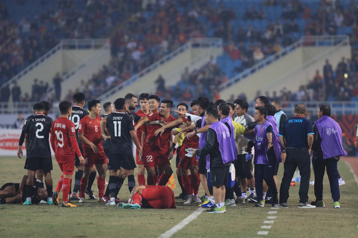 Đoàn Văn Hậu bị Asnawi phạm lỗi và hai đội xô xát. Mọi thứ khiến cho trận đấu rất nóng. Ảnh: Minh Dân