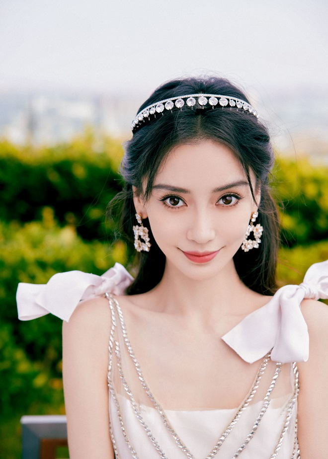 Sự nghiệp Angelababy tụt dốc không phanh sau khi ly hôn Huỳnh Hiểu Minh. Nữ diễn viên cũng nhiều lần dính phải tin đồn bất lợi khiến hình ảnh và danh tiếng bị ảnh hưởng. 