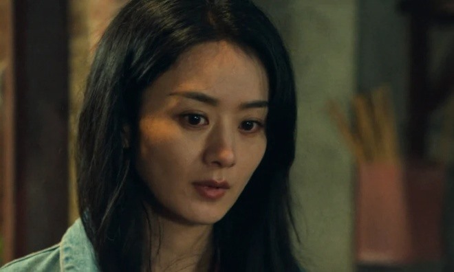 Gương mặt trẻ trung của Triệu Lệ Dĩnh khác hẳn khi lên phim. Có thể thấy nữ diễn viên đã lộ loạt dấu hiệu lão hóa như nếp nhăn, quầng mắt và nước da xỉn màu. 