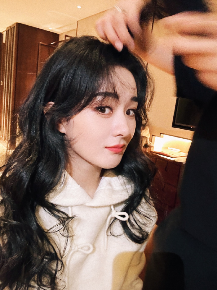 Bức hình selfie của Triệu Lệ Dĩnh gây nhiều tranh cãi vì quá khác với hình ảnh trên phim. 