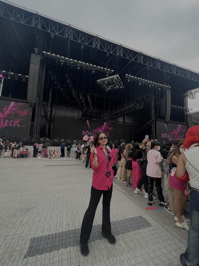 Vợ chồng Bình An - Phương Nga cũng xuất hiện tại concert của BLACKPINK. Có thể thấy Bình An rất chiều vợ khi tháp tùng bã xã sang Thái “đu” idol. 