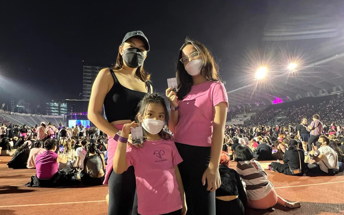 Phạm Quỳnh Anh 'chơi lớn' đưa con đi xem Blackpink ở Thái, từng 'đấu tranh' với ái nữ bước vào tuổi teen Ảnh 2