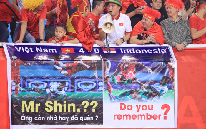 CĐV Việt Nam chế nhạo HLV Shin trên khán đài, VFF sắp bị phạt nặng vì sân Mỹ Đình có sự cố Ảnh 2