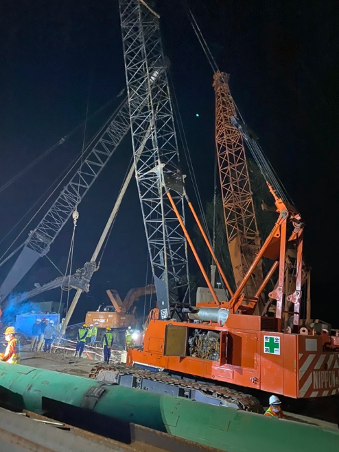 Rất nhiều máy móc, thiết bị được đưa tới hiện trường để nhanh chóng đưa được thi thể bé trai lên mặt đất