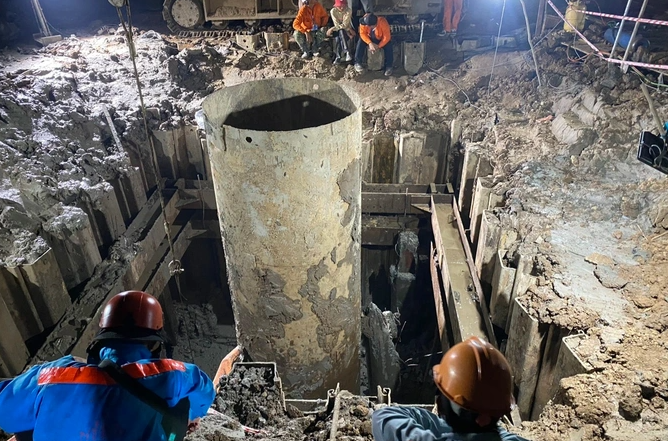 Đội thi công đang lấy đất trong khung vây thép. (Ảnh: Dân Trí) 