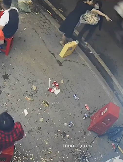 Hí hửng ôm bó hoa bằng tiền trên tay, cô gái 'xanh mặt' sợ hãi bởi cuộc giáp mặt với thanh niên sau đó Ảnh 3