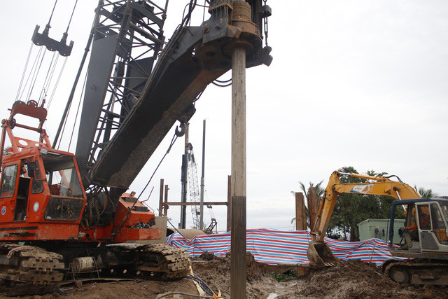 Nhiều máy móc với khối lượng khổng lồ được đưa đến hiện trường