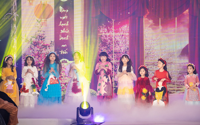 Dàn mẫu nhí thể hiện kỹ năng điêu luyện trong show thời trang kết hợp có 1-0-2 Ảnh 2