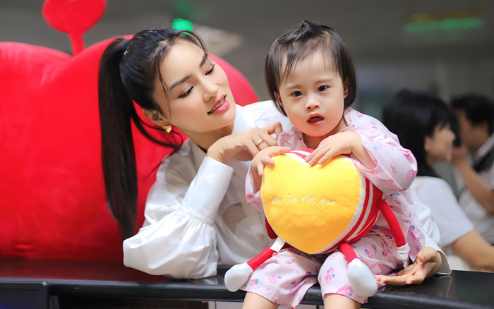 Vũ Thu Phương xúc động khi nghe trẻ mắc bệnh tim hát: 'Là một người mẹ, tôi có sự đồng cảm sâu sắc' Ảnh 2