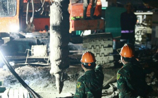 Đội cứu hộ dầm mưa làm việc, rút ngắn thời gian đưa thi thể Hạo Nam lên mặt đất Ảnh 2