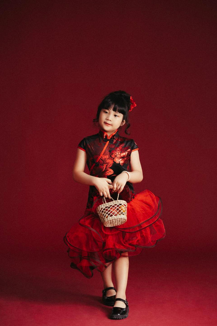 Mẫu nhí 8 tuổi làm vedette, hoá công chúa kiêu kỳ toả sáng trong chiếc đầm đỏ bồng bềnh nổi bật Ảnh 3