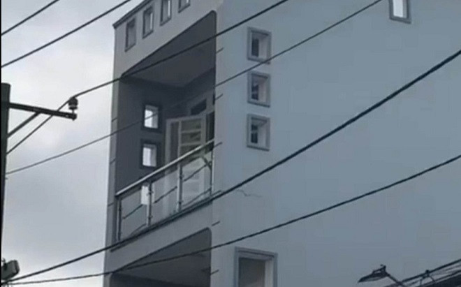 Xông vào căn phòng kín bưng đang bốc khói, người dân phát hiện cảnh tượng đau lòng Ảnh 2