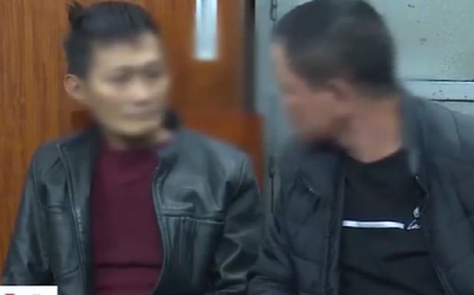 Bị bắt lên đồn, 2 tên cướp vẫn bận rộn chê trách nhau: 'Tao quá chuyên nghiệp rồi, tưởng mày thế nào...' Ảnh 2