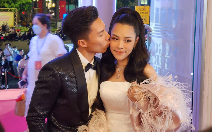 Vợ chồng O Sen - Quốc Nghiệp 'dính như sam', hôn ngay trên thảm đỏ Ảnh 2