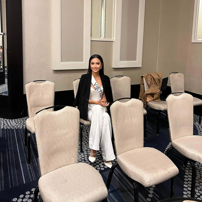 Ngọc Châu diện 'áo vía' của mẹ trong phần thi quan trọng tại Miss Universe.