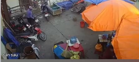 Sau đó, chị này khá khó khăn để lấy chiếc xe máy của mình ra khỏi góc trong cùng