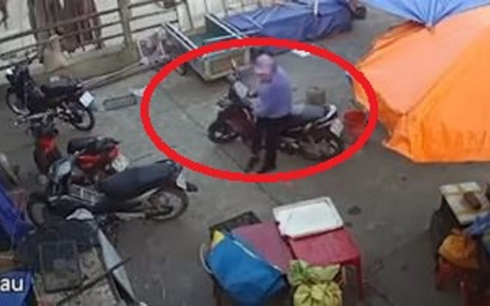 Chị gái khóa cổ rồi vứt xe giữa đường, người đàn ông ra tay 'xử đẹp' khiến dân mạng hả hê Ảnh 2