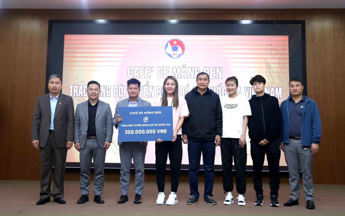 Ông Trần Văn Quỳnh tặng 350 triệu tiền Tết cho đội nữ Việt Nam: 'Mong doanh nghiệp quan tâm đến các em' Ảnh 2