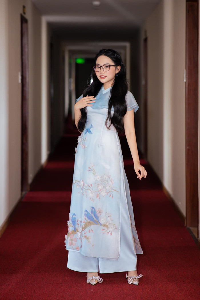 Phương Mỹ Chi 'gây lú' khi hát nhạc Hoàng Thùy Linh, dân mạng thắc mắc: 'Nhạc Bình Dương hả' Ảnh 5