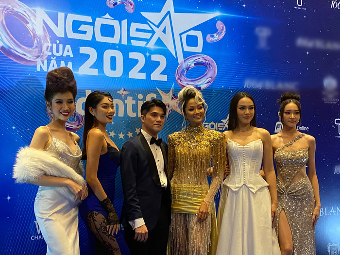 Đỗ Nhật Hà xuất hiện check-in cùng Thảo Nhi Lê, H'Hen Niê, Thủy Tiên... trên thảm đỏ.