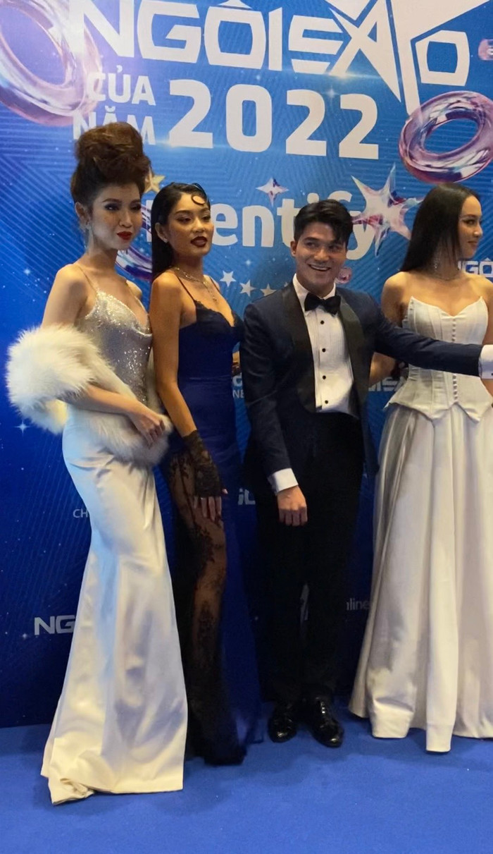 Đỗ Nhật Hà gặp sự cố đứt giày trên thảm đỏ Ngôi sao của năm Ảnh 2