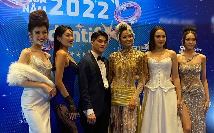 Đỗ Nhật Hà gặp sự cố đứt giày trên thảm đỏ Ngôi sao của năm Ảnh 2