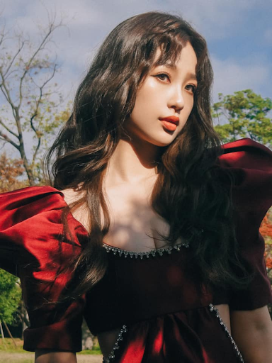 Sau Thương Lan Quyết, nữ diễn viên đã tham gia diễn xuất trong bộ phim Khu Rừng Nhỏ Của Hai Người lại không thành công như mong đợi. Đa số khán giả đều khuyên người đẹp nên lựa chọn kịch bản phù hợp để nhanh chóng lấy lại tên tuổi so với dàn đồng nghiệp cùng trang lứa