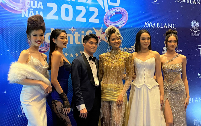 Người đẹp đổ bộ thảm đỏ 'Ngôi sao của năm 2022': H'Hen Niê tua rua lấp lánh, Tiểu Vy vai trần gợi cảm Ảnh 2
