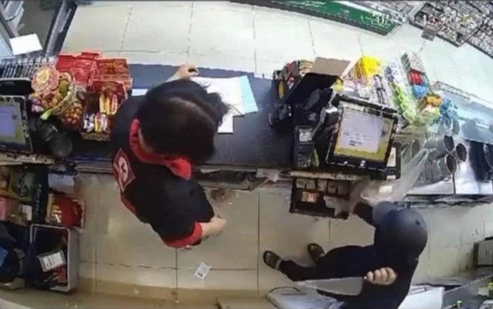 Thanh niên trộm dao đi cướp Circle K và 3 cửa hàng khác trong đêm rồi về nhà ngủ Ảnh 2