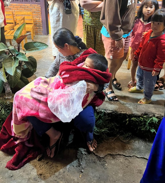 Cháu bé được giải cứu lên an toàn. (Ảnh: Người lao động).