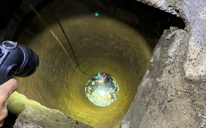 Bé trai 8 tuổi rơi xuống giếng sâu hơn 20m, người cha liền lao xuống cứu rồi mắc kẹt cùng con Ảnh 2