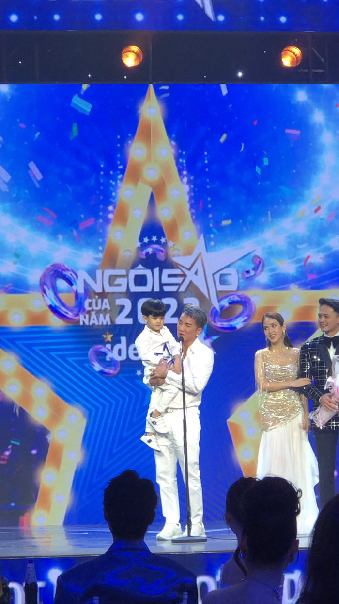 Đàm Vĩnh Hưng cùng bé Polo nhận giải