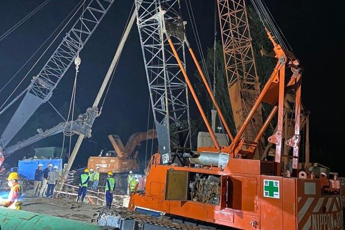 Đội cứu hộ làm việc xuyên đêm để có thể sớm đưa thi thể Hạo Nam lên mặt đất bàn giao cho gia đình