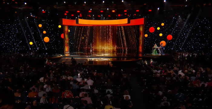 Bù lại, ánh sáng sân khấu được khen ngợi vì đã tôn lên trang phục của thí sinh.