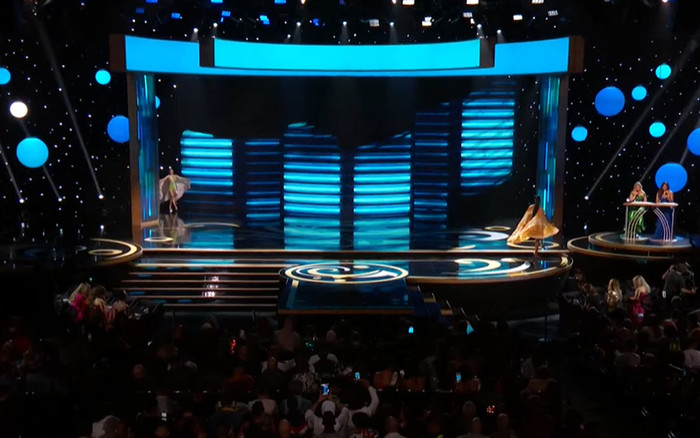 Khán giả ngỡ ngàng trước quy mô sân khấu cuộc thi năm nay. Nhiều ý kiến cho rằng do vật giá tại Mỹ khá đắt đỏ nên ban tổ chức khó có thể dựng một sân khấu tầm cỡ.