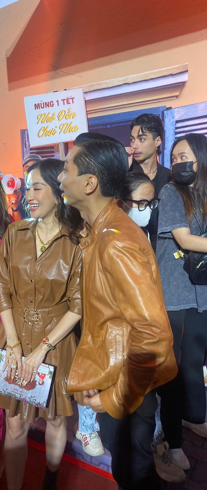 Khánh Thi đeo vàng nặng trĩu tay đến dự sự kiện sau đám cưới với Phan Hiển.