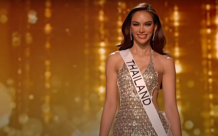 Thậm chí, Hoa hậu người Thái Lan còn bị đánh giá chưa thể hiện tốt bằng đêm chung kết Miss Universe Thailand 2022. Nụ cười của Anna vẫn còn khá gượng gạo và chưa đủ thần sắc để thu hút quá nhiều spotlight tại đêm bán kết quốc tế.&nbsp;