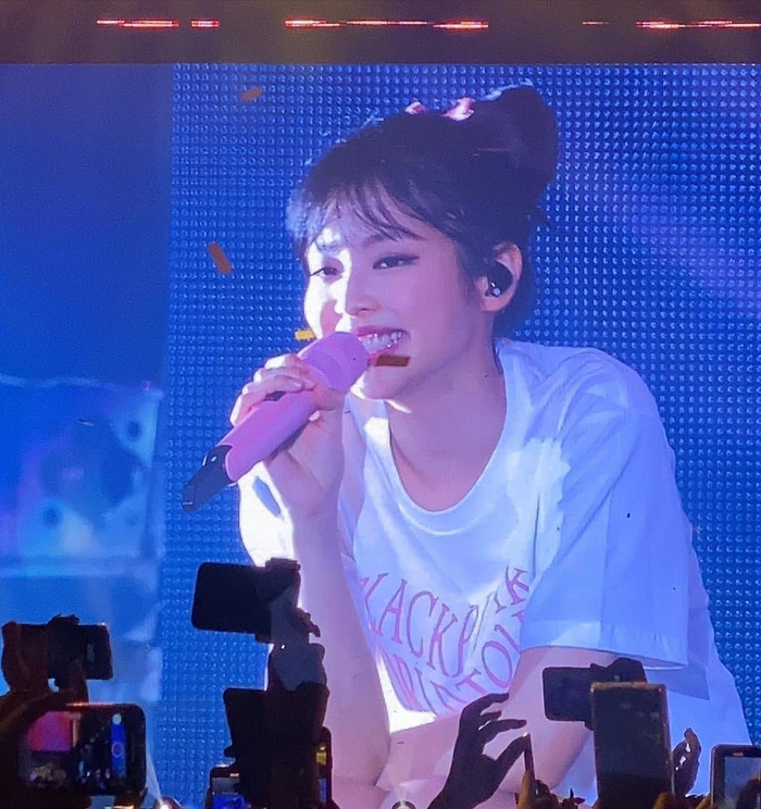 Kiểu mái bằng khiến Jennie đáng yêu như công chúa. Nhiều người nhận xét cô nàng khá giống tiên nữ nhỏ Tinker Bell. 