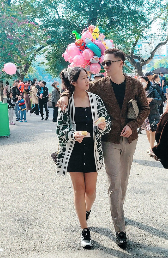 Bé được nhận xét sao y bản chính của Mạnh Trường và được khán giả kì vọng trong tương lai sẽ nối nghiệp bố. 