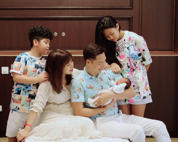 Sau 14 năm về chung nhà, cặp đôi hiện đã có 3 con đủ nếp, đủ tẻ.