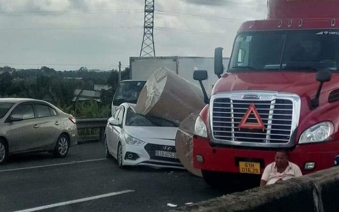 Cuộn giấy 'khổng lồ' rơi trên cao tốc 'đè bẹp' xe ô tô Ảnh 2