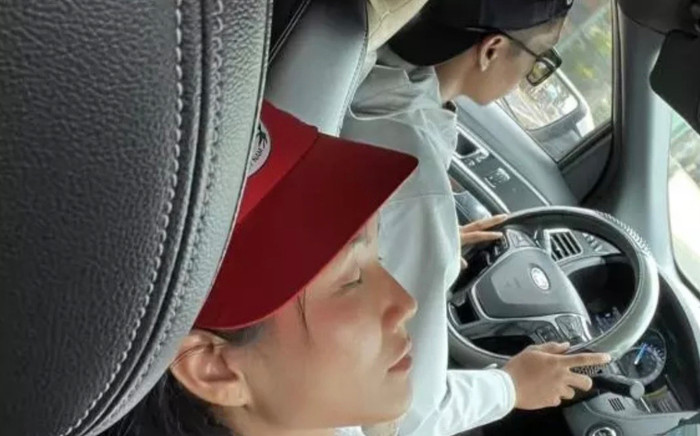 Đăng ảnh đi làm, H'Hen Niê 'trượt tay' để lộ bạn trai làm tài xế Ảnh 2