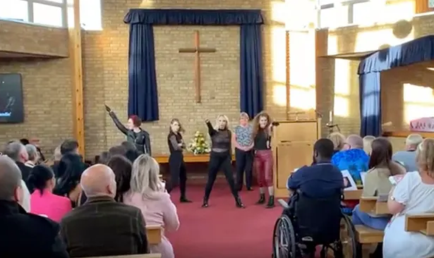 Những người thân của cụ bà được phen bất ngờ khi thấy sự xuất hiện của nhóm nhảy trong tang lễ.