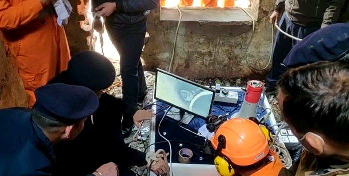 Đội cứu hộ chỉ nhìn thấy và nghe tiếng khóc qua màn hình mà không thể giao tiếp được với bé 